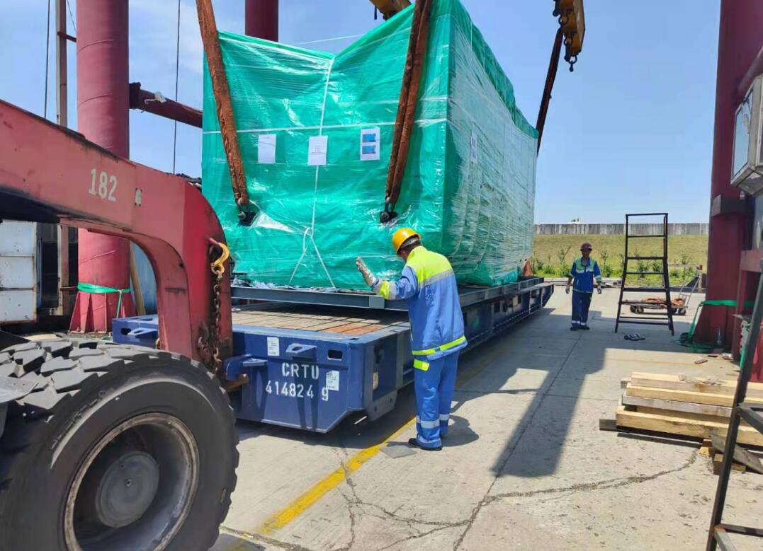 出口精(jīng)密注塑機設備運輸